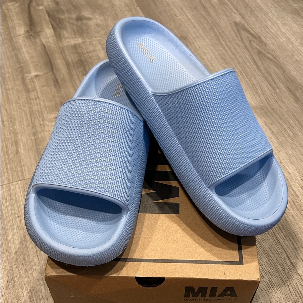 New in Box Women’s Size 11 MIA Lexa Light Blue Slide Sandals